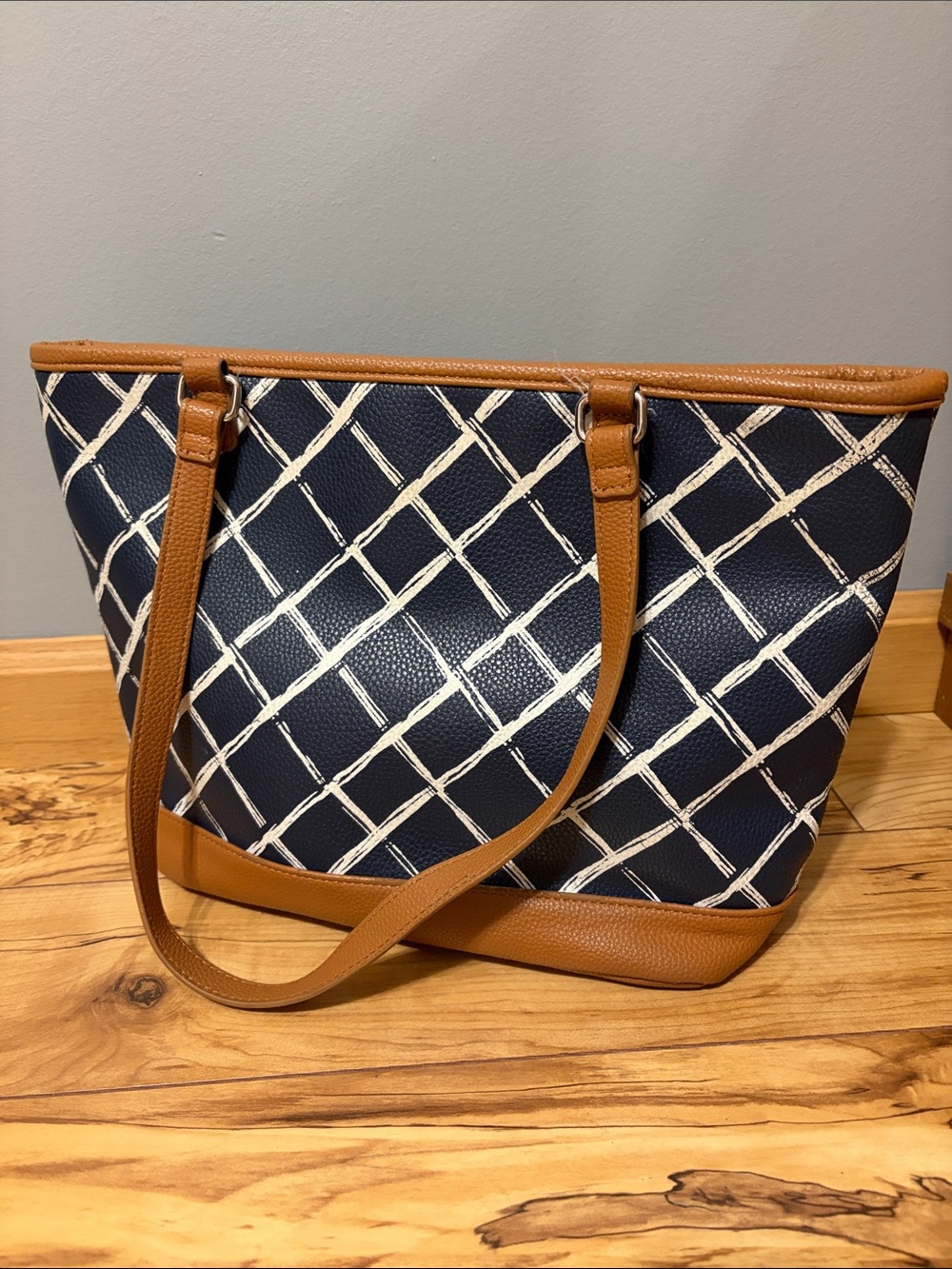 Jewell by Thirty-one City Chic Tote in Dash of Plaid Navy Tan Faux Leather
